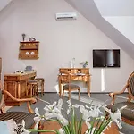 Apartment White Lily